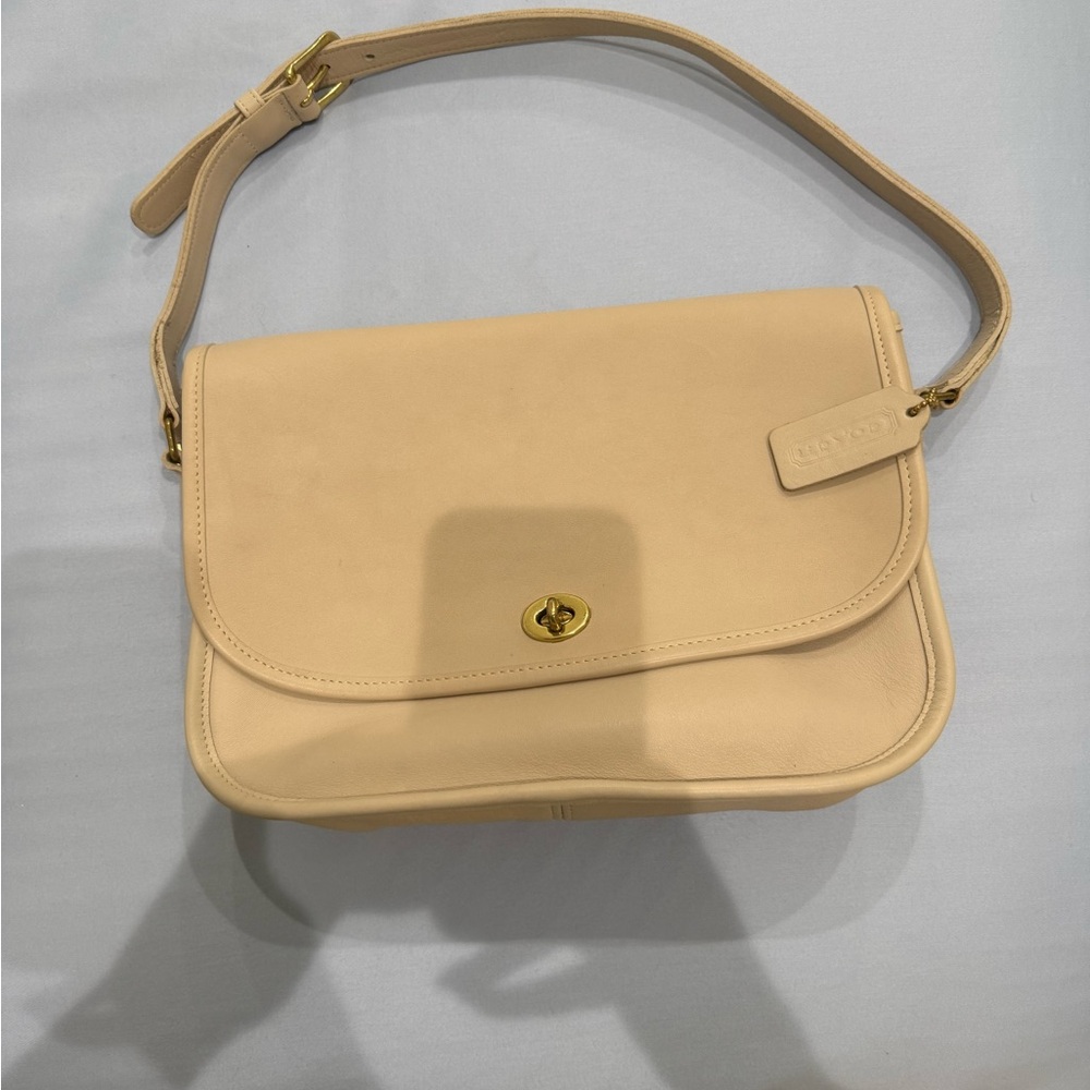 Elegant Cream Vintage Coach Leather Shoulder Bag